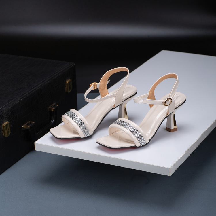 https://ella.vn/wp-content/uploads/2020/06/v-sandal-cao-got-ela274-2.jpg